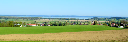 Grabenstätt: über den Ort und den Chiemsee bis zum fernen Westufer gesehen