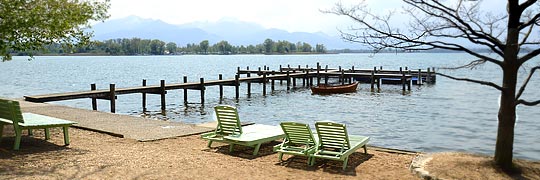 am Chiemsee bei Übersee, im Süden ist das Alpenpanorama mit Hochplatte und Kampenwand zu sehen, bei klarem Wetter auch der Wilde Kaiser