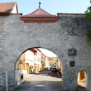 Eibelstadt. Das Maintor ist richtungweisend.