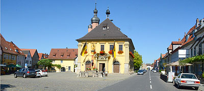 einen weiten Marktplatz weist Eibelstadt auf