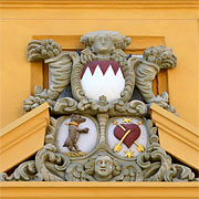 Eibelstadt, Wappen über dem Hoftorhaus Behr-Seyfridt