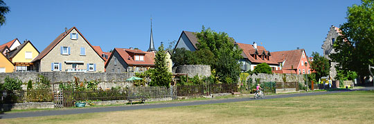 An der Mainaue vor dem Altstadtruing von Frickenhausen