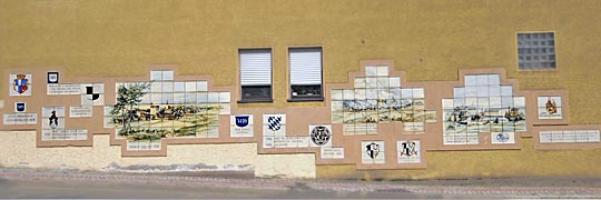 Porzellanwand (1988) zur Stadtgeschichte von Selb am Welzel-Haus