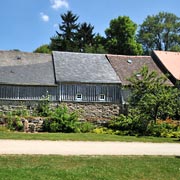 mehrere Scheunenreihen, wie hier am Kurpark, blieben vor der historischen Kernstadt von Weißenstadt erhalten