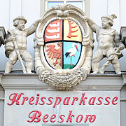 Beeskower wappen am Gebäude der Kreissparkasse am Markt