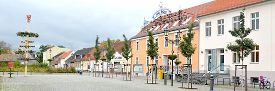 Marktplatz Westseite, mit Rathaus