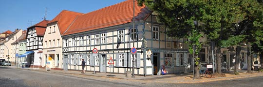 Jüterbogs Große Straße - jedenfalls belebter als der Marktplatz. Für Entdecker gibt nicht nur Fachwerkgebälk mit genialen Wortspielen.