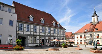 Marktplatz von Angermünde, rechts das Rathaus