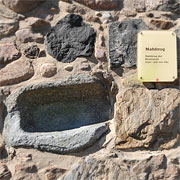 uralter Mahltrog in der Stadtmauer