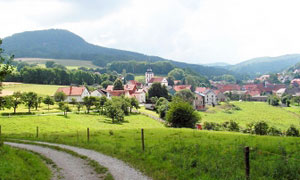 Kleinsassen in der Rhön, im Hintergrund die Milseburg