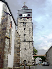 Lich, der ehemalige Wehrturm wurde im 16. Jh zum Glockenturm der benachbRTEN Marienstiftkirche