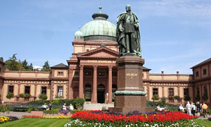 Bad Homburg: Kaiser-Wilhelms-Bad mit Denkmal Wilhelms I.