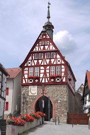 Oberursel, Rathaus auf Restturm © BirgitMundtOsterwiec