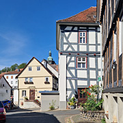 historisch bunte Altstadt hoch zu Berge