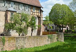 Michelstadt, Burggraben mit Restgebäuden der ehemaligen Burg