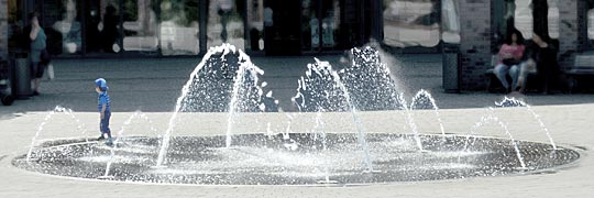 früh erkannt: Wasser bedeutet Leben. Vor dem RathausCenter in der neuen Mitte von Dietzenbach