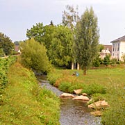 die kleine Rodau im Altstadtbereich von Mühlheim am Main