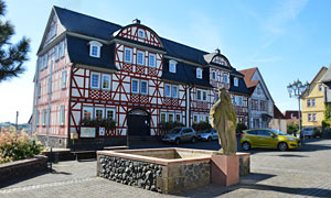 Fachwerk-Rathaus am Markt von Herbstein