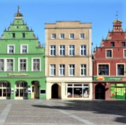 Güstrow -schöne Häusergiebel am belebten Markt