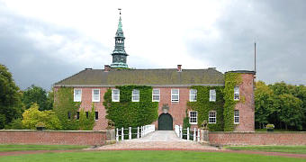 Norden friesischherb umwölkt: Schloss Lütetsburg