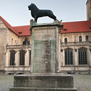 Braunschweigs Burgplatz mit Heinrichs Löwen