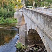 alte Steinbrücke über die Leine