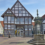 Marktplatz der Stadt Springe mmit Petersschem Haus und Marktbrunnen