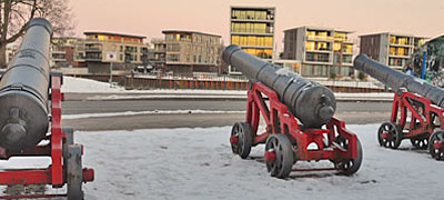 Stades kanonenbewehrte Altstadt vor der Schwinge
