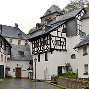 hinten rechts plätschert im Kellergewölbe die Ahrquelle