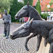 Der Viehhändler sieht schon etwas betröppelt drein, was seinen Pferden zugemutet wird.