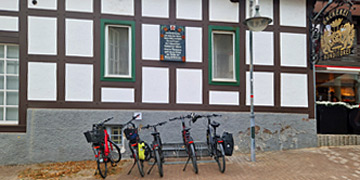 Tafel am Gebäude, die darauf hinweist, dass hier die Burg Widukinds getanden aben könnte