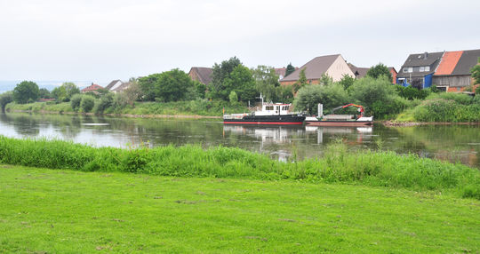 Beverungen mit Blick über die Weser nach Lauenförde