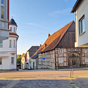 Blick quer über die Marktstraße, rechts das Fotostudio