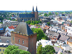 Kleves Altstadt, vorn die Burg Schwanenburg