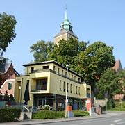 im Hintergrund erhebt sich die Stadtkirche von Greven