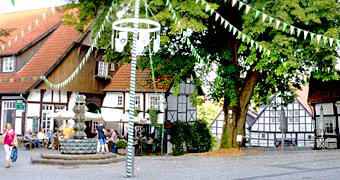 Hoch zur Feilichtbühne. Wieder eine Aufführung. Durch diese hohle Sackgasse musst du schreiten.