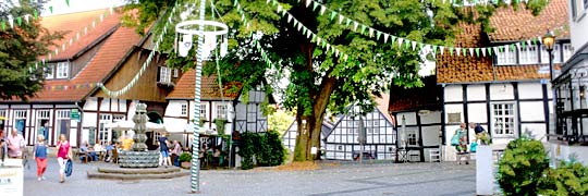 touristisches Treiben am Marktplatz von Tecklenburg. Ach ja, es gibt auf der Feilichtbühne wieder eine Aufführung. Also hoch in die Sackgasse.