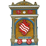viel sichtbare Symbolik an der Hauswand