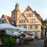 Annweiler am Trifels, hinten die Stadtkirche