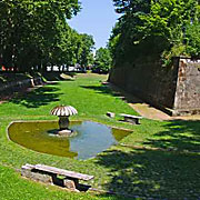 an der einstigen Wasserfestung Hohenburg