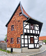 Röderscher Sattelhof>
<p>[4] Röderscher Sattelhof (1491 erstmals erwähnt), zweigeschossiger Fachwerkbau mit Elementen aus dem 16. und 17. Jh.<br>
[5] Wasserturm am Ehrenberg<br>
[6] Bergstadt am Park<br>
[7] Kunstteich ➥ Silberhüttenweg<br>
[8] Hahnröder Teich, daneben Judenteich
<br clear=