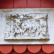 Relief an einem Schwanebecker Haus verweist auf bäuerliches Erbe
