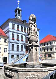 DerParadiesbrunnen vor dem Rathaus Bischofswerda