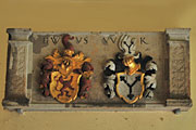 Wappen, aufgefrischt an einer Hausfassade von Pulsnitz