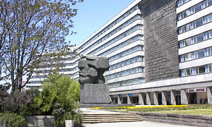 Chemnitz mit Marx-Monument Brückenstraße