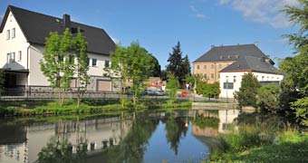 Grünhainer Ortsansicht, Klosterschmiede am Teich