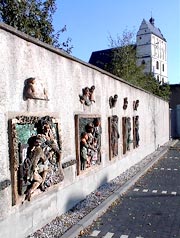 schmuckes Mauerstüch an der Sachsenallee, hinten die Stadtkirche