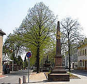 Leisnigs Lindenplatz mit Postsäule und Wassermarie