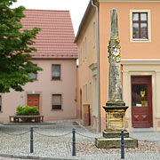 Postsäule am Markt von Belgern in NordSachsen