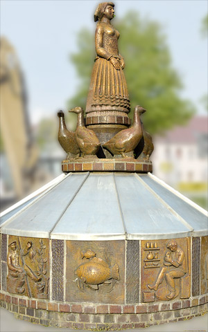 Gänsebrunnen vor dem Rathaus Dommitzsch